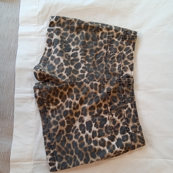 Soho Leopard Print Shorts - Women's Size 8 - Picture 5 of 11